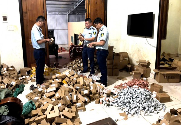 Phát hiện hơn 5.000 sản phẩm mỹ phẩm mua 'trôi nổi', không rõ nguồn gốc Phát hiện hơn 5.000 sản phẩm mỹ phẩm mua 'trôi nổi', không rõ nguồn gốc