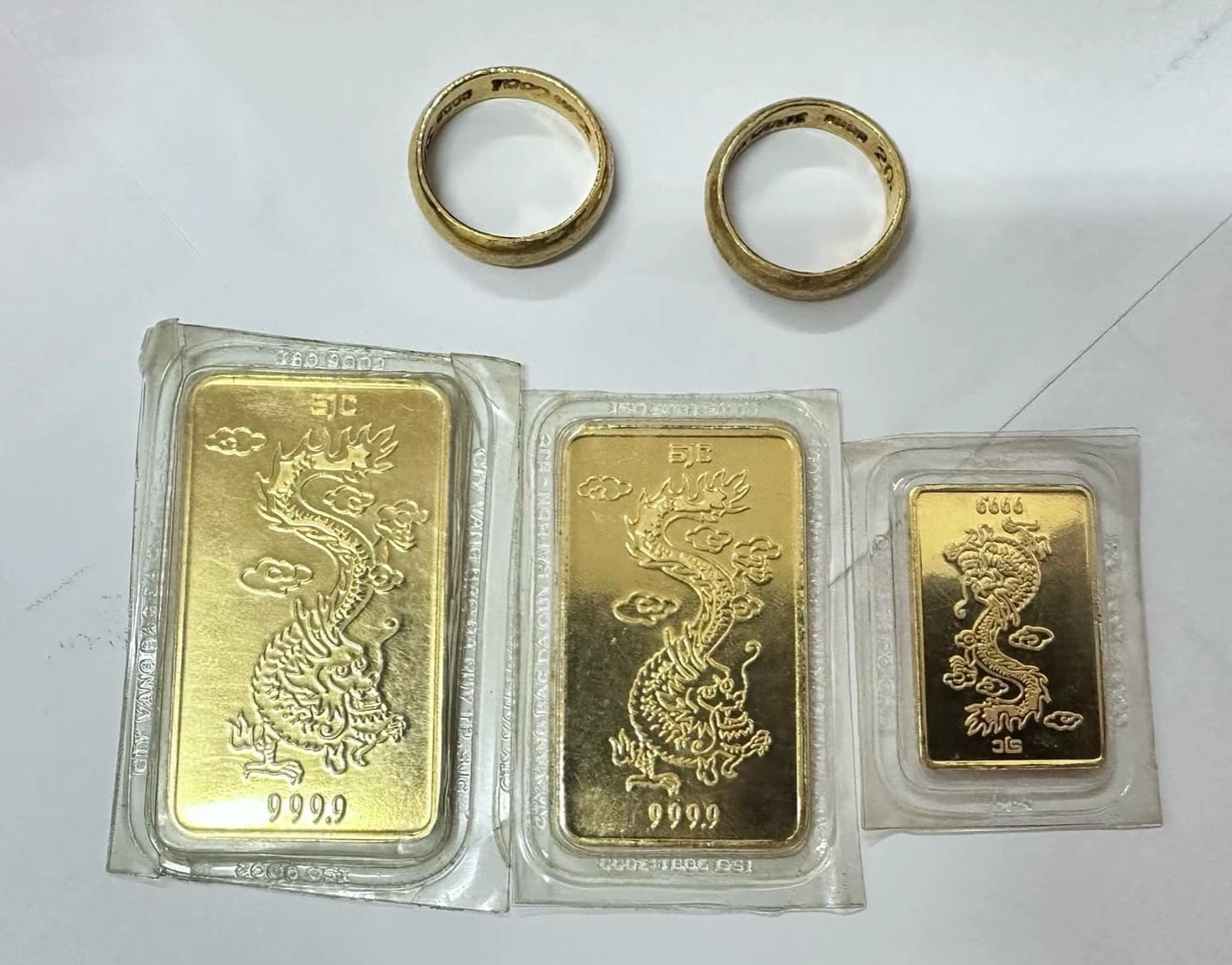 Phát hiện nhiều kim loại nghi là vàng 9999 'bỏ quên' trong túi đồ từ thiện ở TP.Thủ Đức