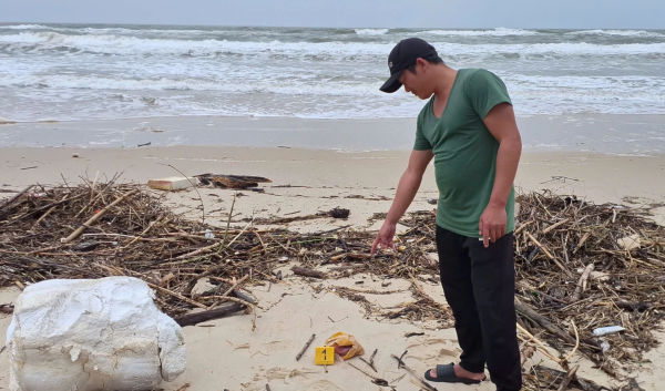 Phát hiện nhiều túi nghi ma túy khi đi nhặt củi dọc bờ biển Phát hiện nhiều túi nghi ma túy khi đi nhặt củi dọc bờ biển