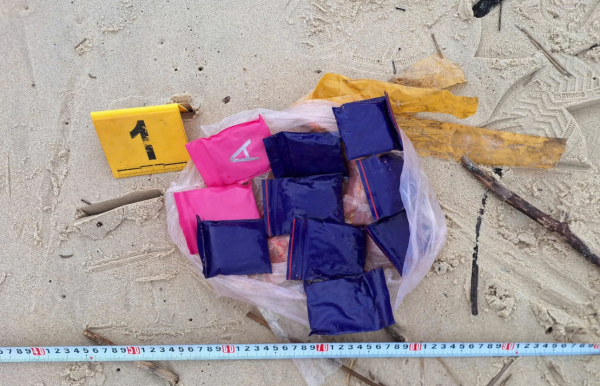 Phát hiện nhiều túi nghi ma túy khi đi nhặt củi dọc bờ biển Phát hiện nhiều túi nghi ma túy khi đi nhặt củi dọc bờ biển