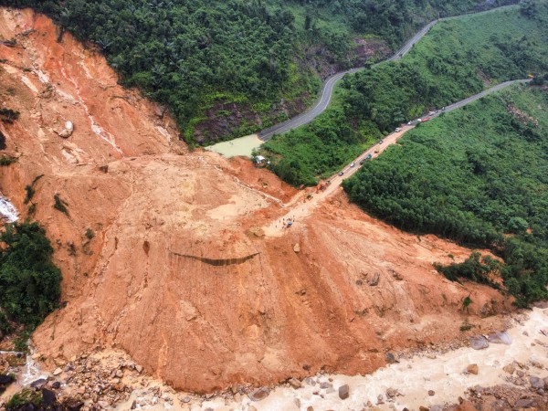 Phát hiện thêm 5 khối đá lớn trên đèo Khánh Lê, lùi thời gian thông xe