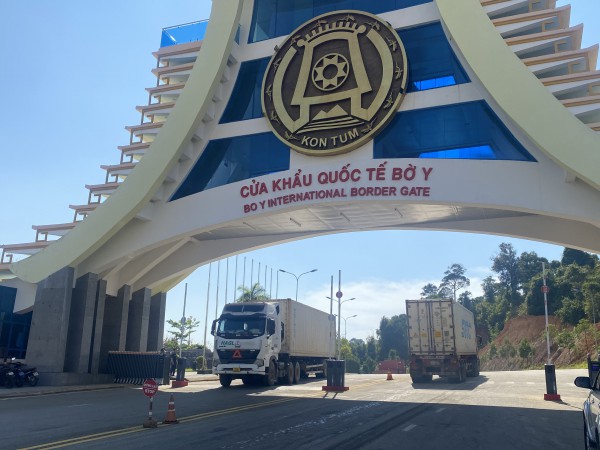 Phát hiện xe tải chở 900 lít xăng không hóa đơn gần biên giới