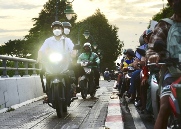 Phạt nặng để không còn thói quen xấu xe máy leo vỉa hè Phạt nặng để không còn thói quen xấu xe máy leo vỉa hè