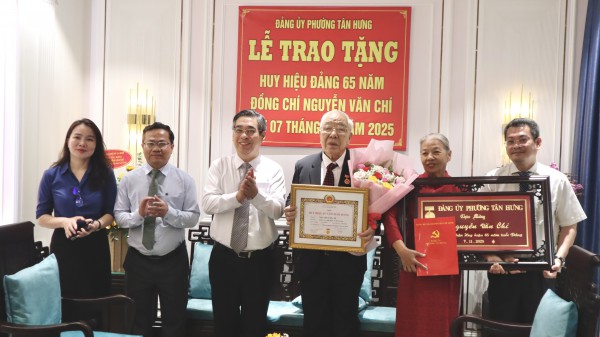 Phó bí thư Nguyễn Phước Lộc trao Huy hiệu Đảng cho nguyên Phó chủ tịch UBND TP.HCM Phó bí thư Nguyễn Phước Lộc trao Huy hiệu Đảng cho nguyên Phó chủ tịch UBND TP.HCM