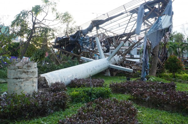 Phố biển Quy Nhơn tan hoang, đổ nát sau bão số 13 Kalmaegi Phố biển Quy Nhơn tan hoang, đổ nát sau bão số 13 Kalmaegi