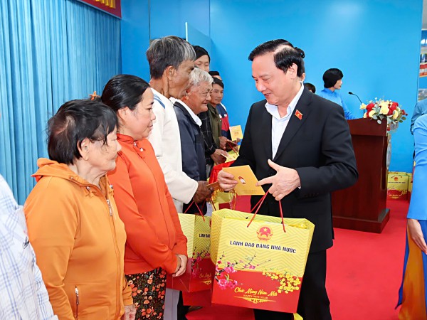 Phó chủ tịch Quốc hội trao quà tết cho người khó khăn tại Khánh Hòa