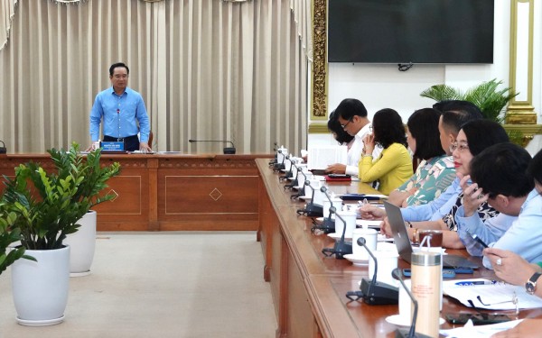 Phó chủ tịch phường Sài Gòn ngồi 2 giờ ký 1.000 bản sao y giấy tờ Phó chủ tịch phường Sài Gòn ngồi 2 giờ ký 1.000 bản sao y giấy tờ