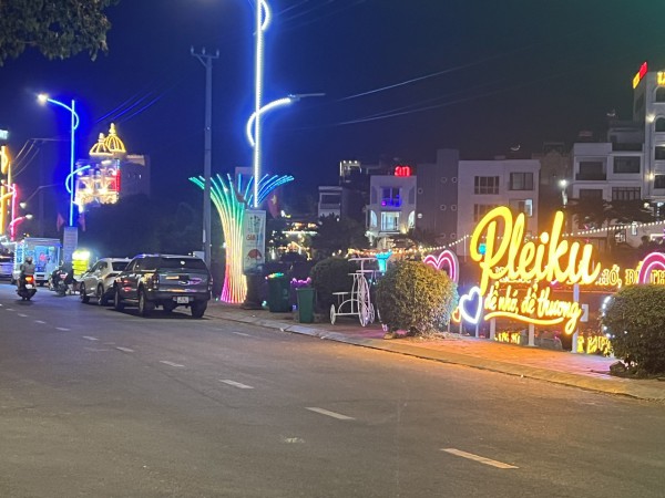 Phố đêm Chợ Nhỏ ở Pleiku sớm rơi vào cảnh đìu hiu