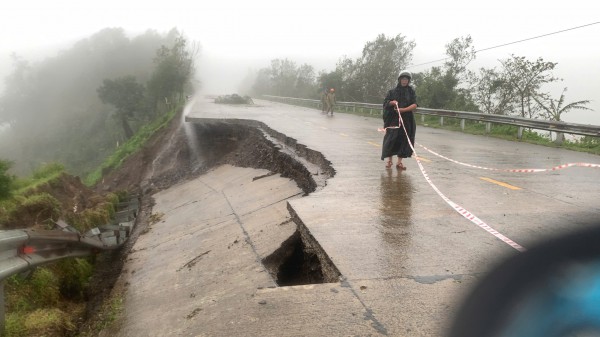 Phó thủ tướng Hồ Quốc Dũng: Huy động toàn lực cứu dân vùng lũ Đắk Lắk Phó thủ tướng Hồ Quốc Dũng: Huy động toàn lực cứu dân vùng lũ Đắk Lắk