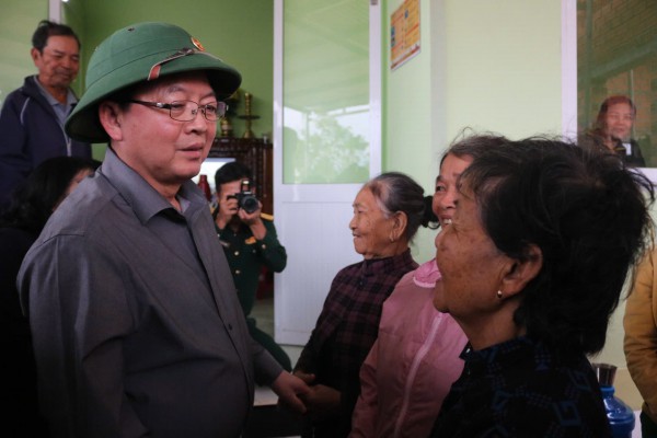 Phó thủ tướng Hồ Quốc Dũng thăm hỏi người dân rốn lũ Hòa Thịnh Phó thủ tướng Hồ Quốc Dũng thăm hỏi người dân rốn lũ Hòa Thịnh