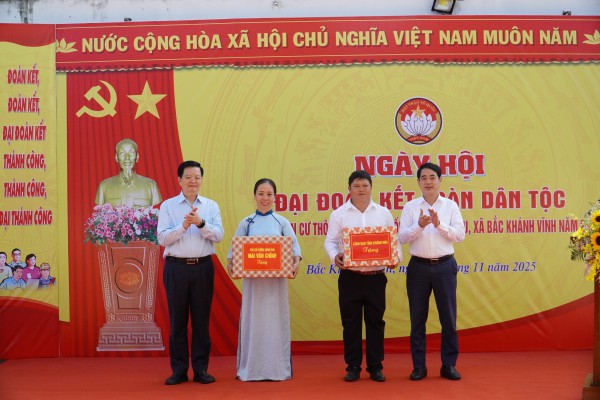 Phó thủ tướng Mai Văn Chính dự Ngày hội Đại đoàn kết tại tỉnh Khánh Hòa Phó thủ tướng Mai Văn Chính dự Ngày hội Đại đoàn kết tại tỉnh Khánh Hòa