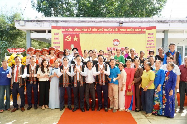 Phó thủ tướng Mai Văn Chính dự Ngày hội Đại đoàn kết tại tỉnh Khánh Hòa Phó thủ tướng Mai Văn Chính dự Ngày hội Đại đoàn kết tại tỉnh Khánh Hòa