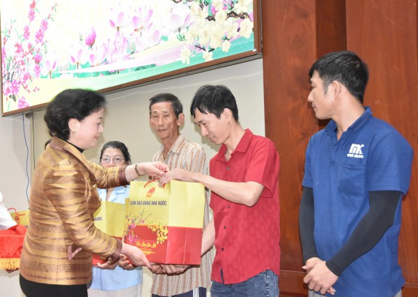 Phó thủ tướng Phạm Thị Thanh Trà trao quà tết cho người dân Đồng Tháp