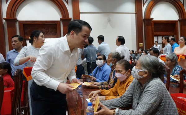 Phó thủ tướng Phạm Thị Thanh Trà trao quà tết cho người dân Đồng Tháp