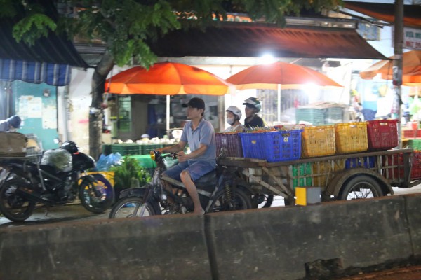 Phòng CSGT vào cuộc vụ xe vượt tải ngang nhiên vào đường cấm quanh chợ đầu mối Bình Điền