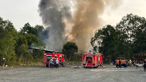 Phú Quốc: Cháy nhà kho, lực lượng chữa cháy căng mình chống lan sang rừng phòng hộ Phú Quốc: Cháy nhà kho, lực lượng chữa cháy căng mình chống lan sang rừng phòng hộ