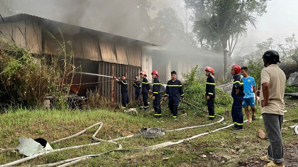 Phú Quốc: Cháy nhà kho, lực lượng chữa cháy căng mình chống lan sang rừng phòng hộ Phú Quốc: Cháy nhà kho, lực lượng chữa cháy căng mình chống lan sang rừng phòng hộ