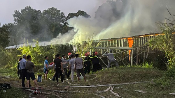 Phú Quốc: Cháy nhà kho, lực lượng chữa cháy căng mình chống lan sang rừng phòng hộ Phú Quốc: Cháy nhà kho, lực lượng chữa cháy căng mình chống lan sang rừng phòng hộ