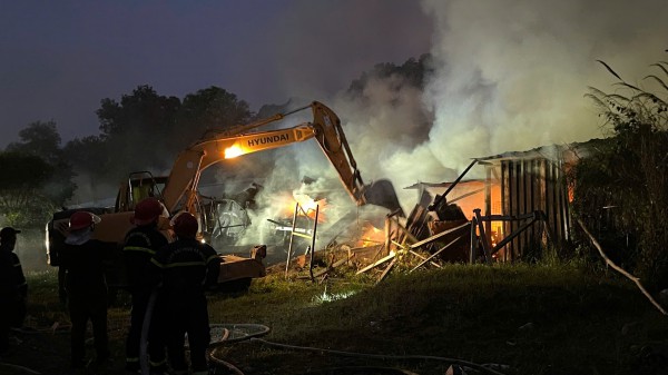 Phú Quốc: Cháy nhà kho, lực lượng chữa cháy căng mình chống lan sang rừng phòng hộ Phú Quốc: Cháy nhà kho, lực lượng chữa cháy căng mình chống lan sang rừng phòng hộ