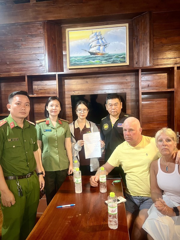Phú Quốc: Hỗ trợ 2 du khách người Anh nhận lại hơn 260 triệu đồng