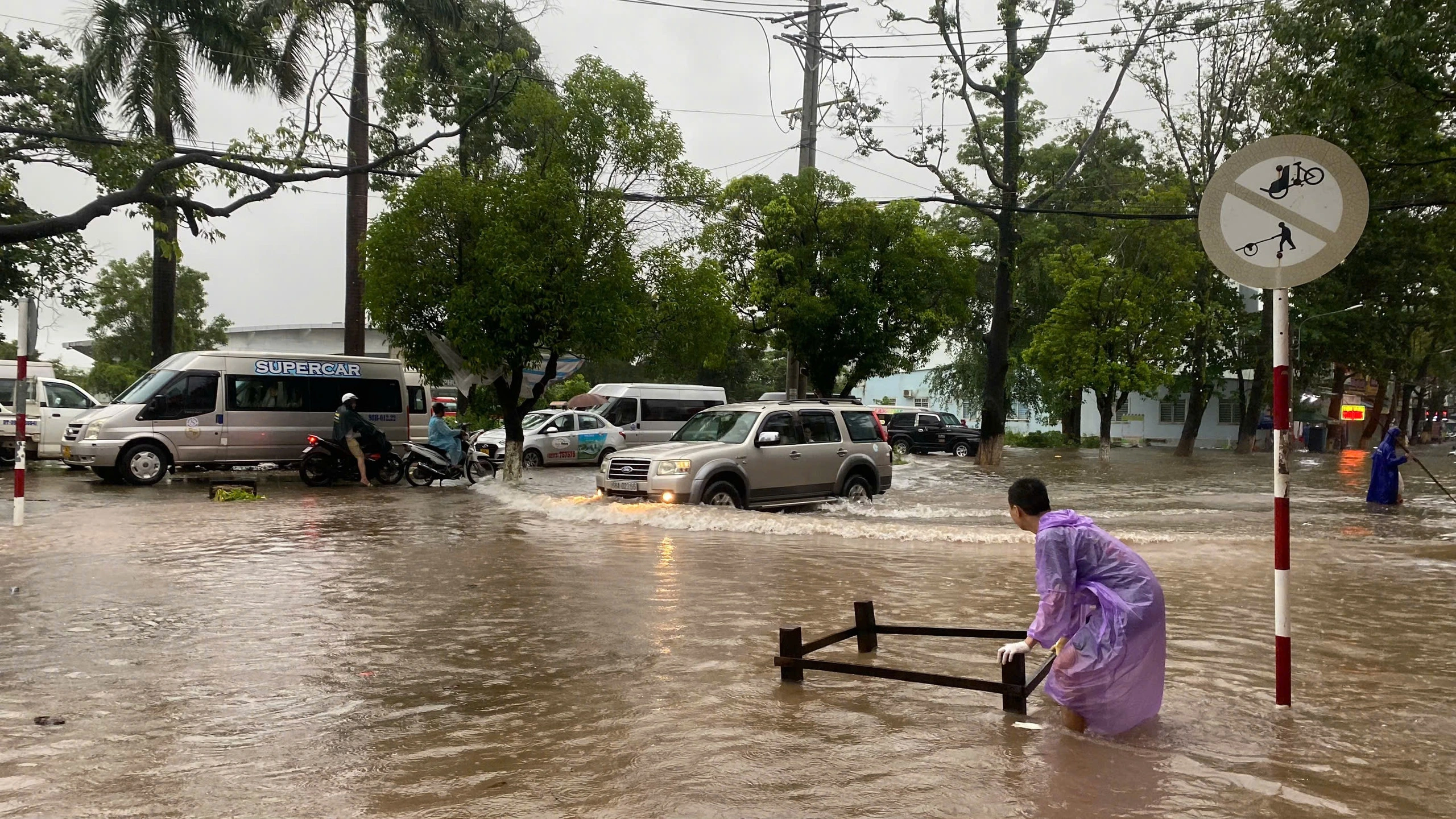 Phú Quốc: Mưa lớn gây ngập đường, người dân trắng đêm xoay xở