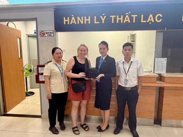 Phú Quốc: Nhân viên vệ sinh máy bay trả lại hơn 2.300 đô Úc cho khách bỏ quên