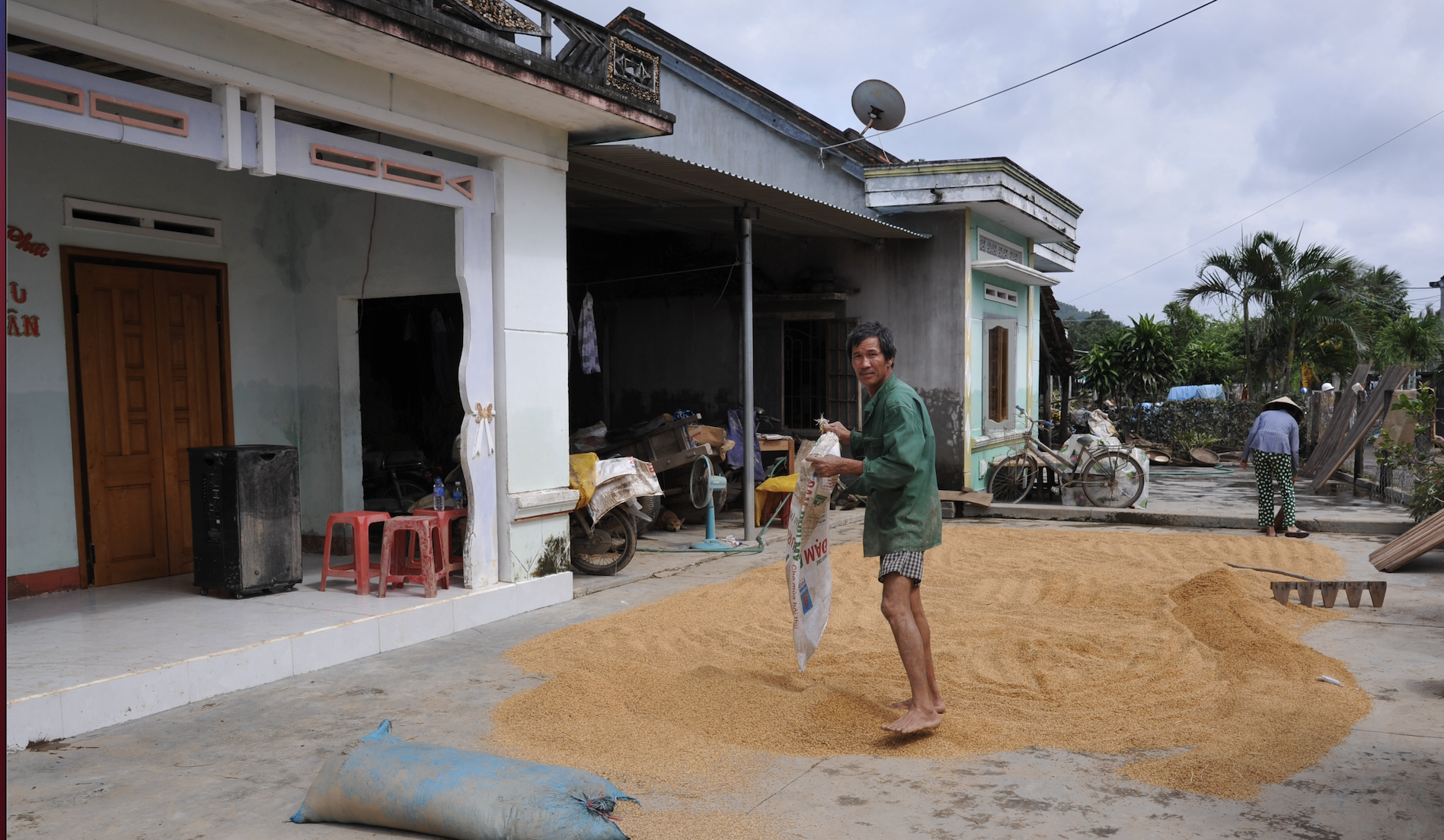 Phú Yên: Bộ đội giúp dân khôi phục lại nhà cửa sau lũ