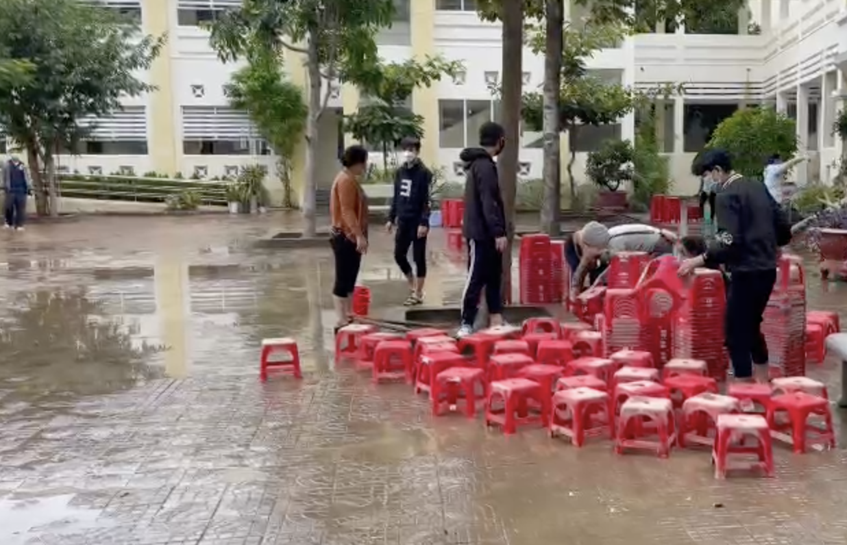 Phú Yên: Tất tả dọn bùn sau trận lũ lịch sử