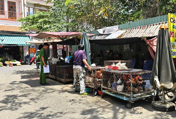 Phường Thạnh Mỹ Tây: Lắng nghe để xử lý dứt điểm lấn chiếm vỉa hè, lòng đường Phường Thạnh Mỹ Tây: Lắng nghe để xử lý dứt điểm lấn chiếm vỉa hè, lòng đường
