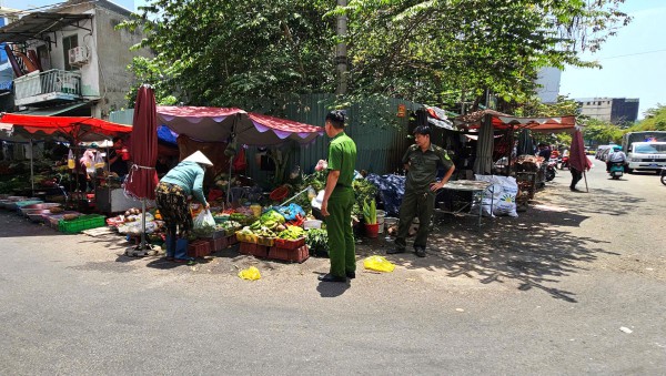 Phường Thạnh Mỹ Tây: Lắng nghe để xử lý dứt điểm lấn chiếm vỉa hè, lòng đường Phường Thạnh Mỹ Tây: Lắng nghe để xử lý dứt điểm lấn chiếm vỉa hè, lòng đường