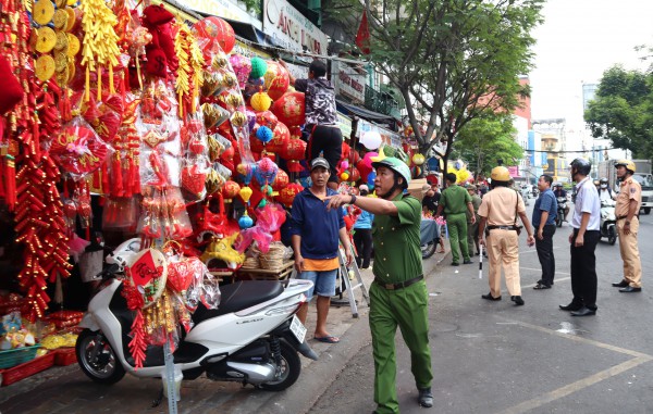 Phường, xã ở TP.HCM cam kết 'làm sạch' vỉa hè
