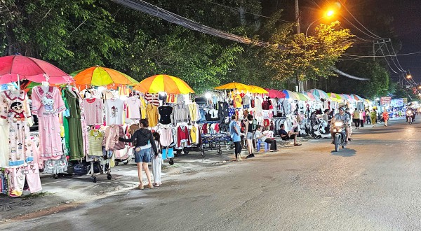 Phường, xã ở TP.HCM cam kết 'làm sạch' vỉa hè