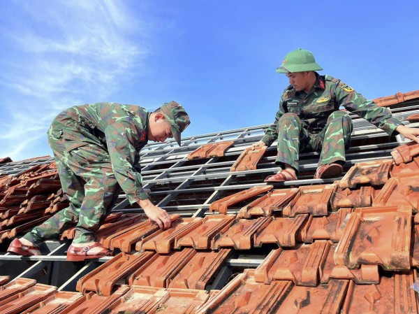 Quân đội, công an, thanh niên giúp dân dựng lại nhà sau bão Kalmaegi