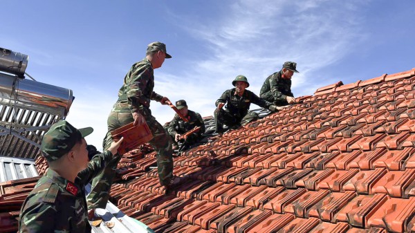 Quân đội, công an, thanh niên giúp dân dựng lại nhà sau bão Kalmaegi