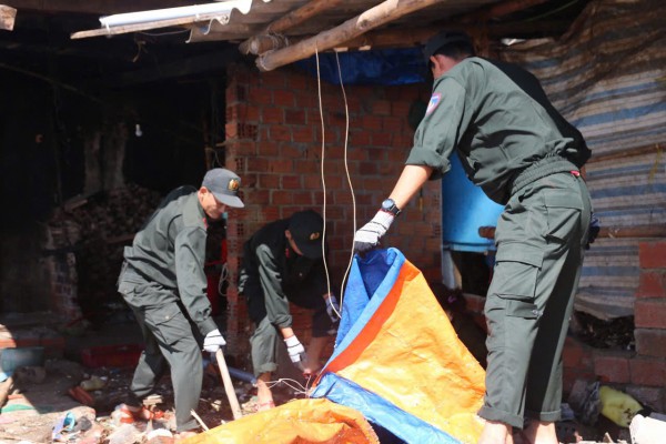 Quân đội, công an, thanh niên giúp dân dựng lại nhà sau bão Kalmaegi