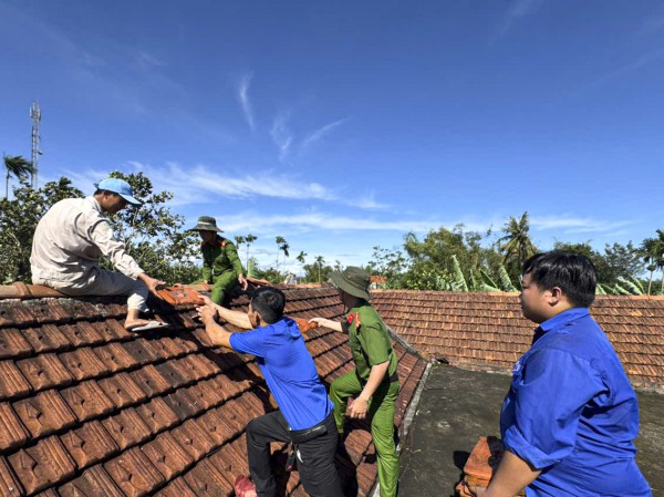 Quân đội, công an, thanh niên giúp dân dựng lại nhà sau bão Kalmaegi