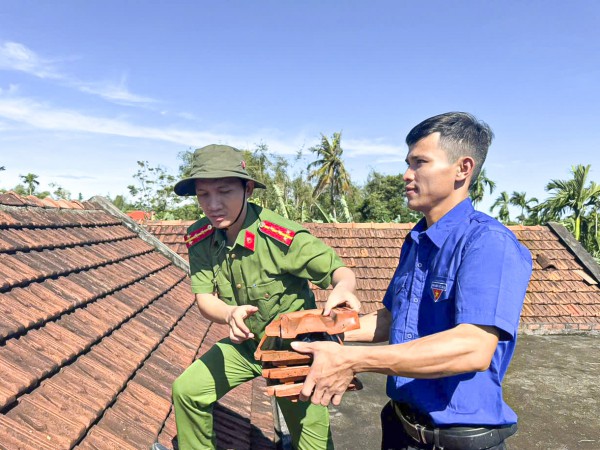 Quân đội, công an, thanh niên giúp dân dựng lại nhà sau bão Kalmaegi