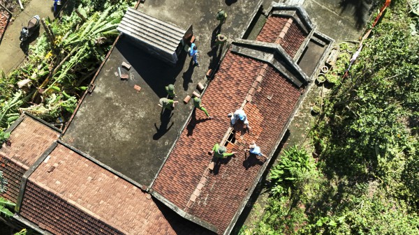 Quân đội, công an, thanh niên giúp dân dựng lại nhà sau bão Kalmaegi