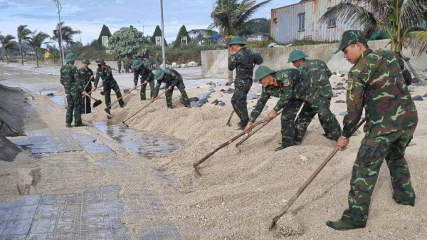 Quân đội, công an, thanh niên giúp dân dựng lại nhà sau bão Kalmaegi