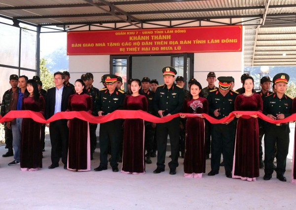 Quân khu 7 bàn giao 4 căn nhà thuộc 'Chiến dịch Quang Trung'