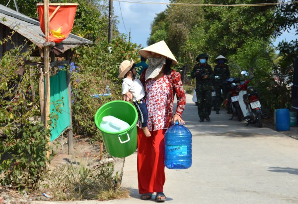 Quân khu 9 cấp nước sạch miễn phí cho người dân vùng khô hạn ở Cà Mau