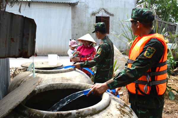 Quân khu 9 cấp nước sạch miễn phí cho người dân vùng khô hạn ở Cà Mau