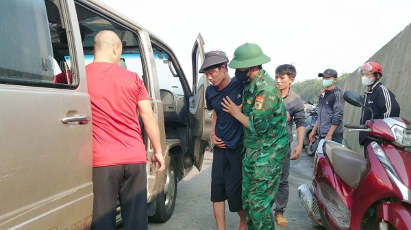 Quảng Bình: Cứu sống 12 ngư dân chìm tàu, tiếp tục tìm 11 ngư dân mất tích