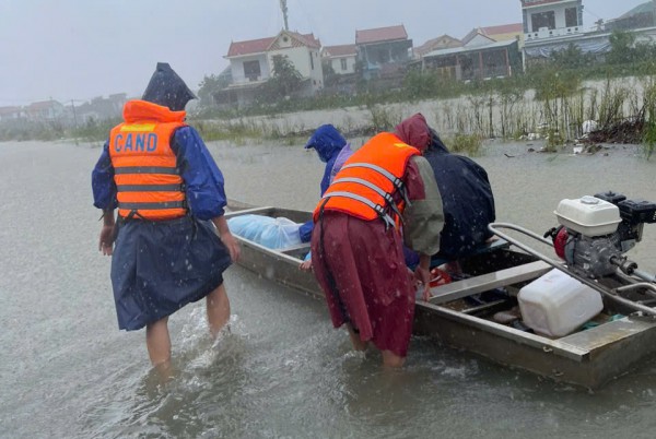 Quảng Bình: Dùng xuồng máy chở thai phụ chuyển dạ từ vùng ngập lụt đến bệnh viện