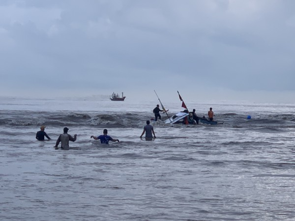 Quảng Bình: Tàu cá bị sóng đánh chìm, thuyền viên bơi vào bờ