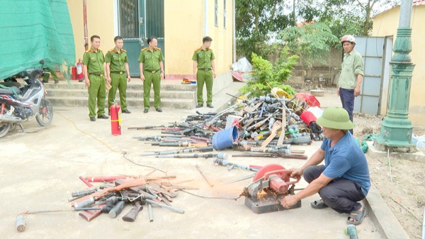 Quảng Bình: Thu hồi, tiêu hủy nhiều vũ khí thô sơ, tự chế