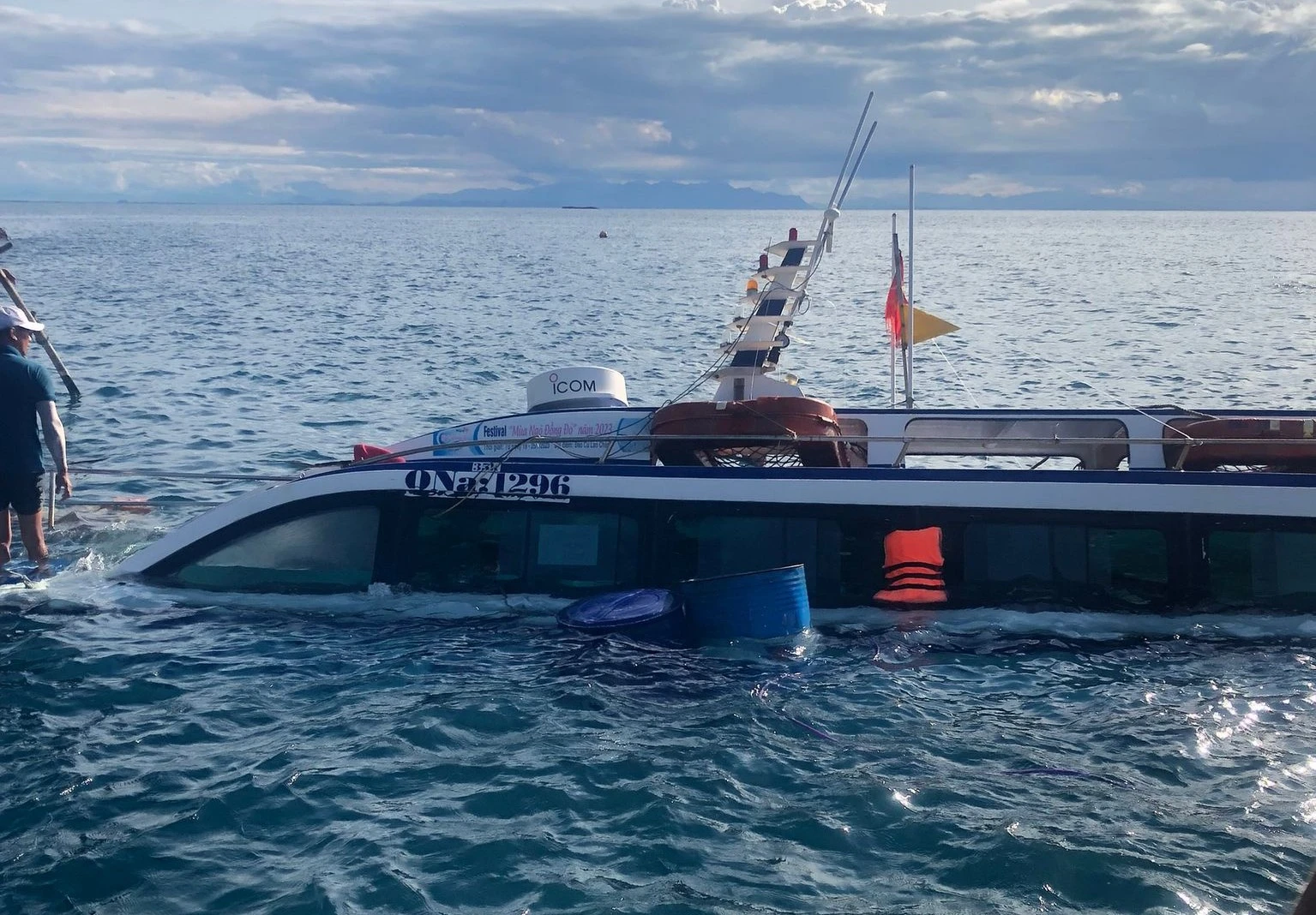 Quảng Nam: Ca nô du lịch chở 20 du khách chìm ở vùng biển Cù Lao Chàm