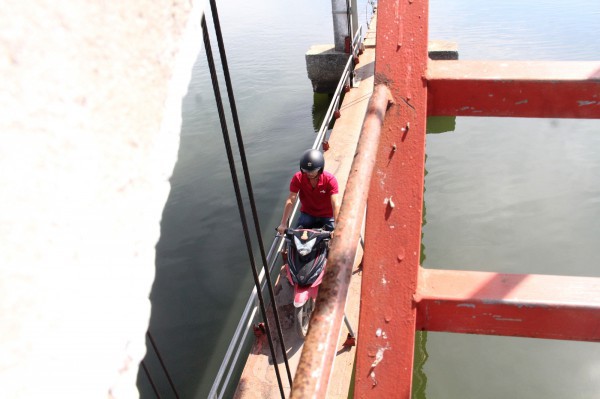 Quảng Nam: Cầu trăm tỉ chậm tiến độ nửa năm, người dân liều mình băng qua cầu 