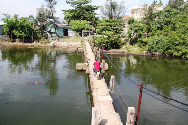 Quảng Nam: Cầu trăm tỉ chậm tiến độ nửa năm, người dân liều mình băng qua cầu 