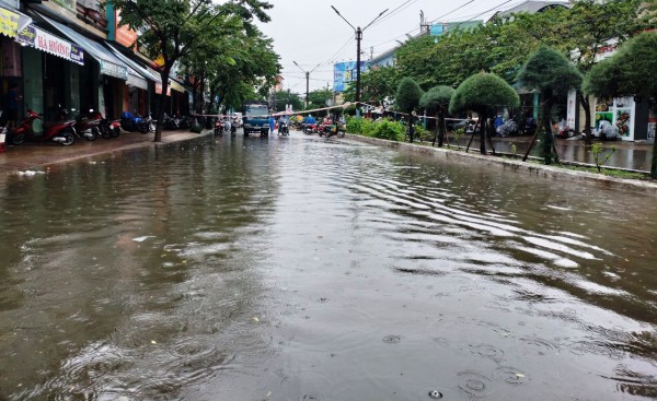 Quảng Nam: Mưa lớn gây chia cắt nhiều nơi, 2 thủy điện điều tiết xả lũ